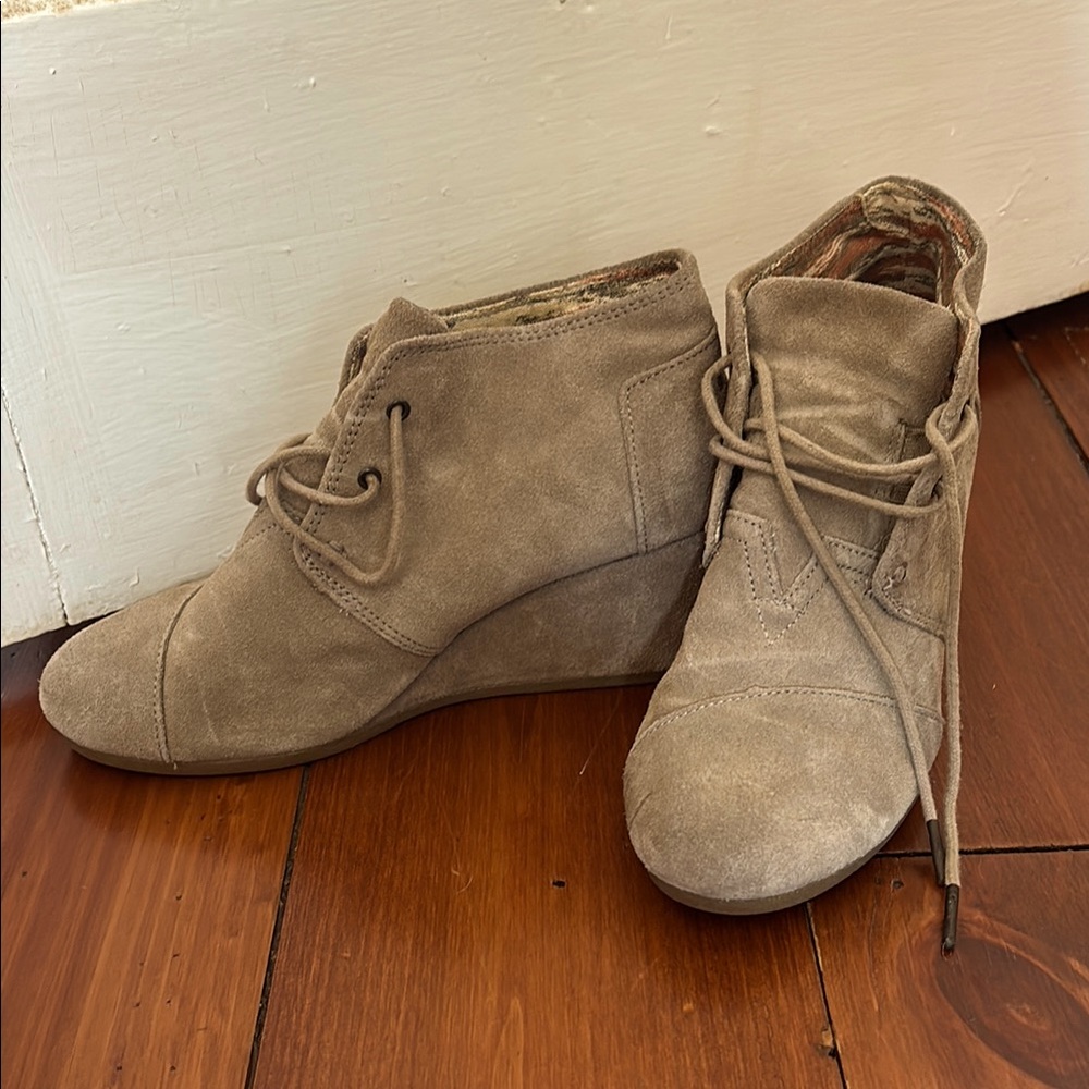 Tom’s wedge booties